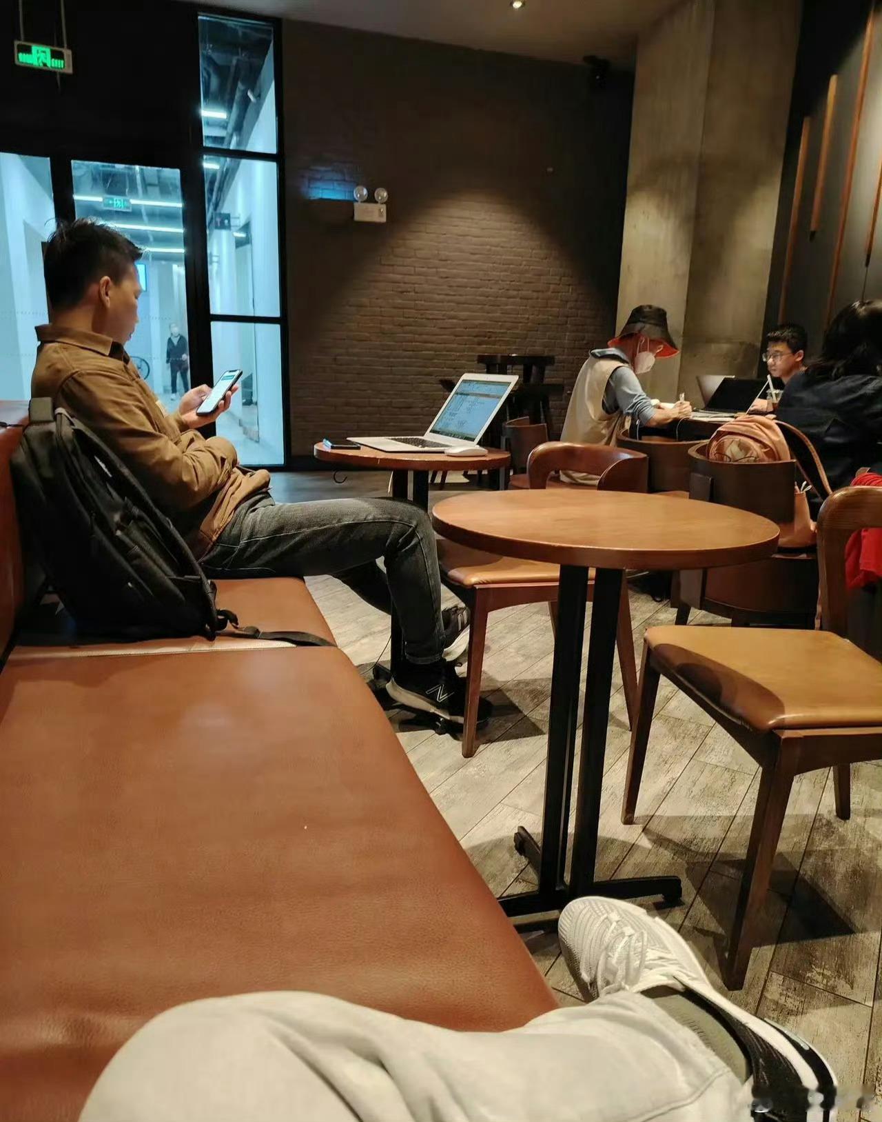 这些拿着个笔记本坐在某巴克的是属于什么工种？ 