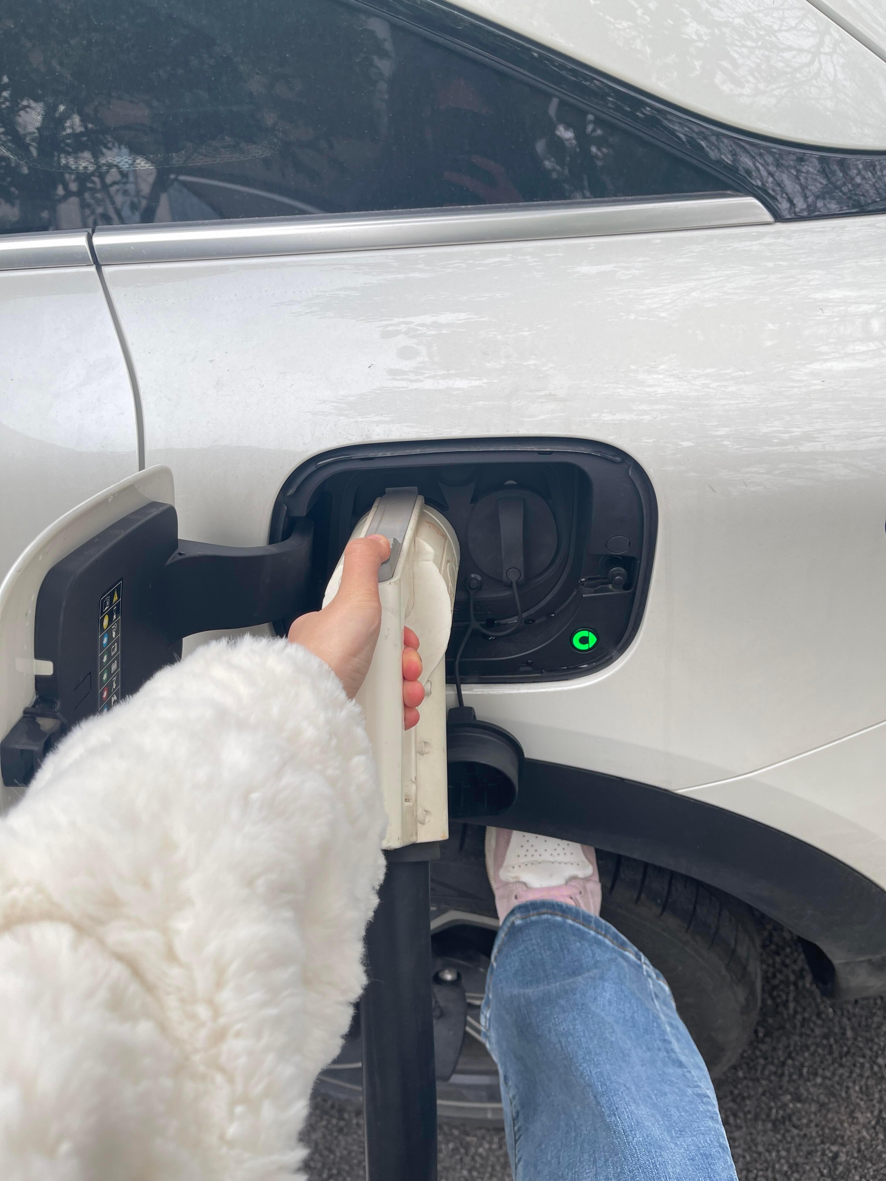 拔充电桩就没有体面一点的方法吗必须手脚并用才拔的下来