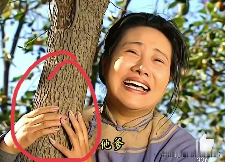 《还珠格格》中的这个农妇还做了美甲[抠鼻]
在还珠二中，这个柿子林的农妇，看到小