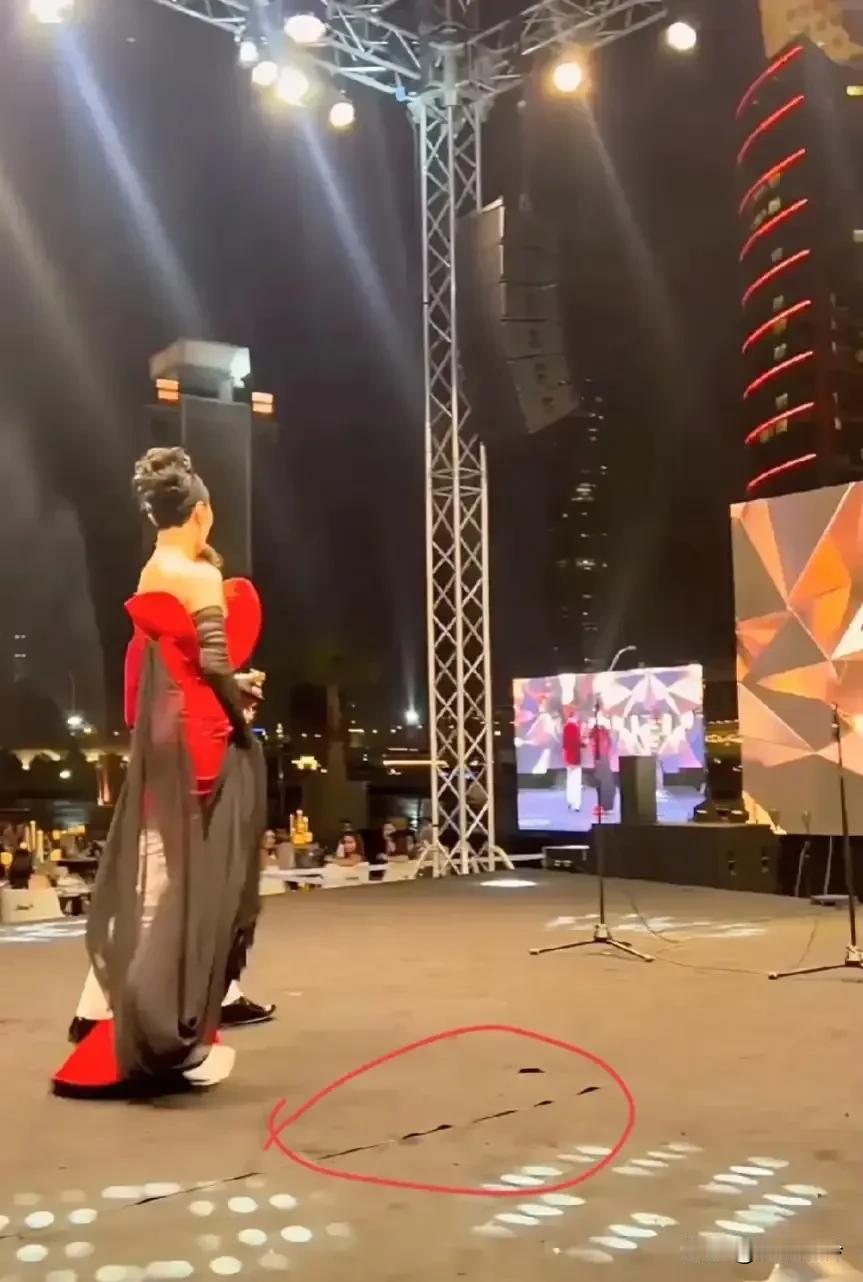 她怎么会沦落到这个地步？

去泰国参加泼水节，当地女星坐大象，坐豪华花车，而她只