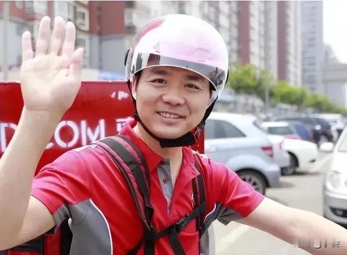 京东外卖新上线，东哥竟然变身首批外卖小哥！ 身穿标志性红衣，手提热腾腾的美食，笑