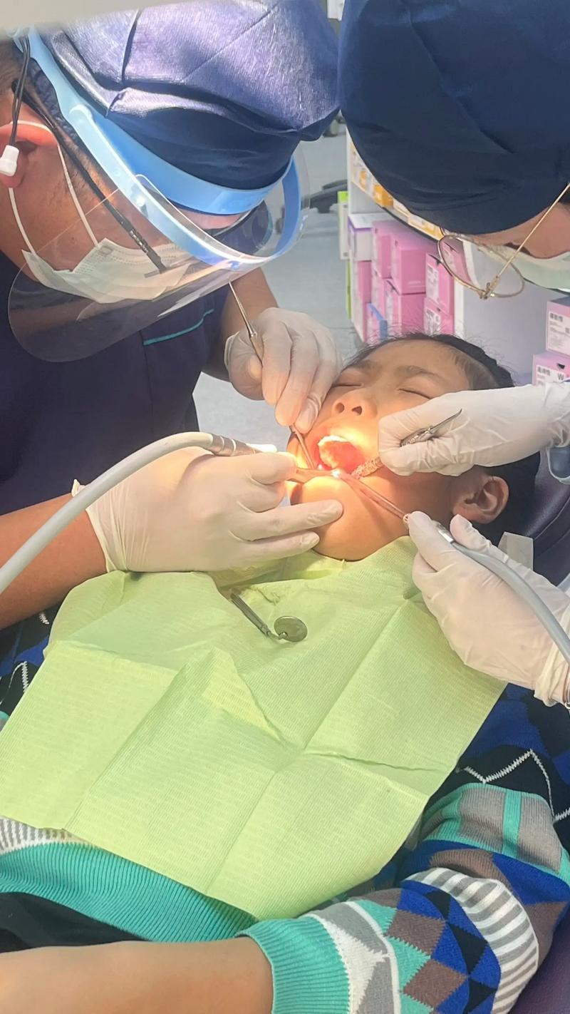 10岁女儿正畸日记第六篇：

距离女儿戴上正畸牙箍已经过去一个多月了，距离上一篇