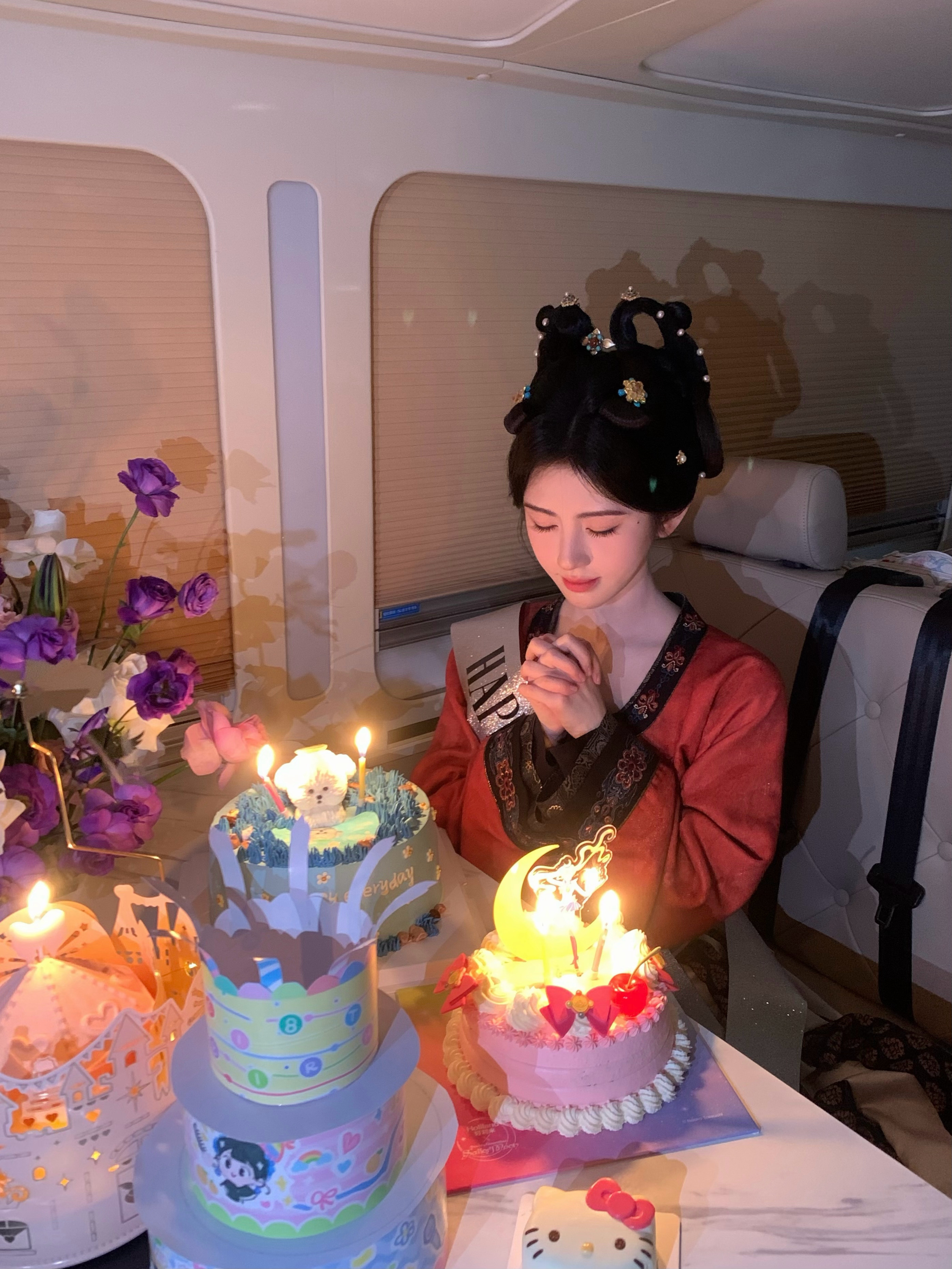哈哈哈哈我才发现婧祎桌子上有四个生日蛋糕