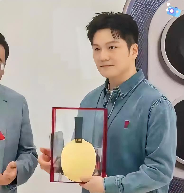 真的有被震惊到了
东哥拿着500克纯金球拍
我此刻只想直呼雷总大气啊

被雷总这