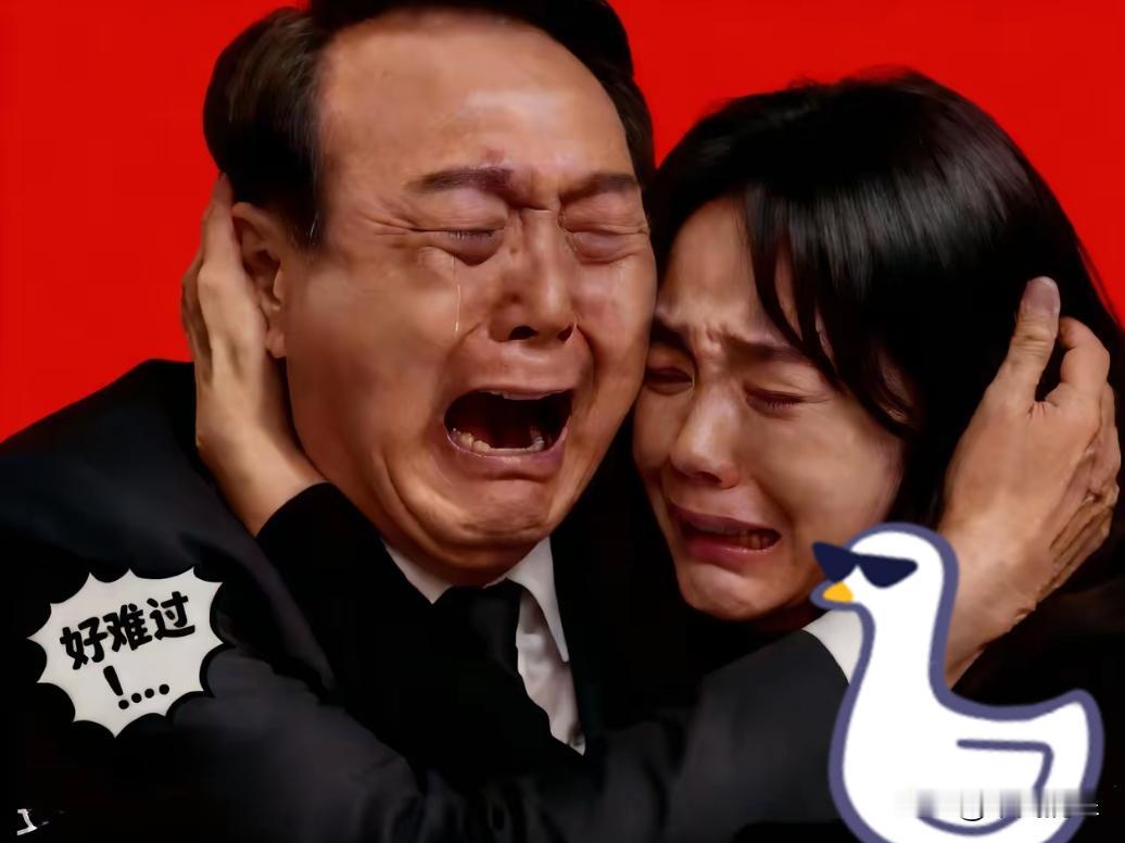 谁能想到，韩国前总统尹锡悦和他老婆金建希居然在同一个法院、同一天受审，曾经住着青