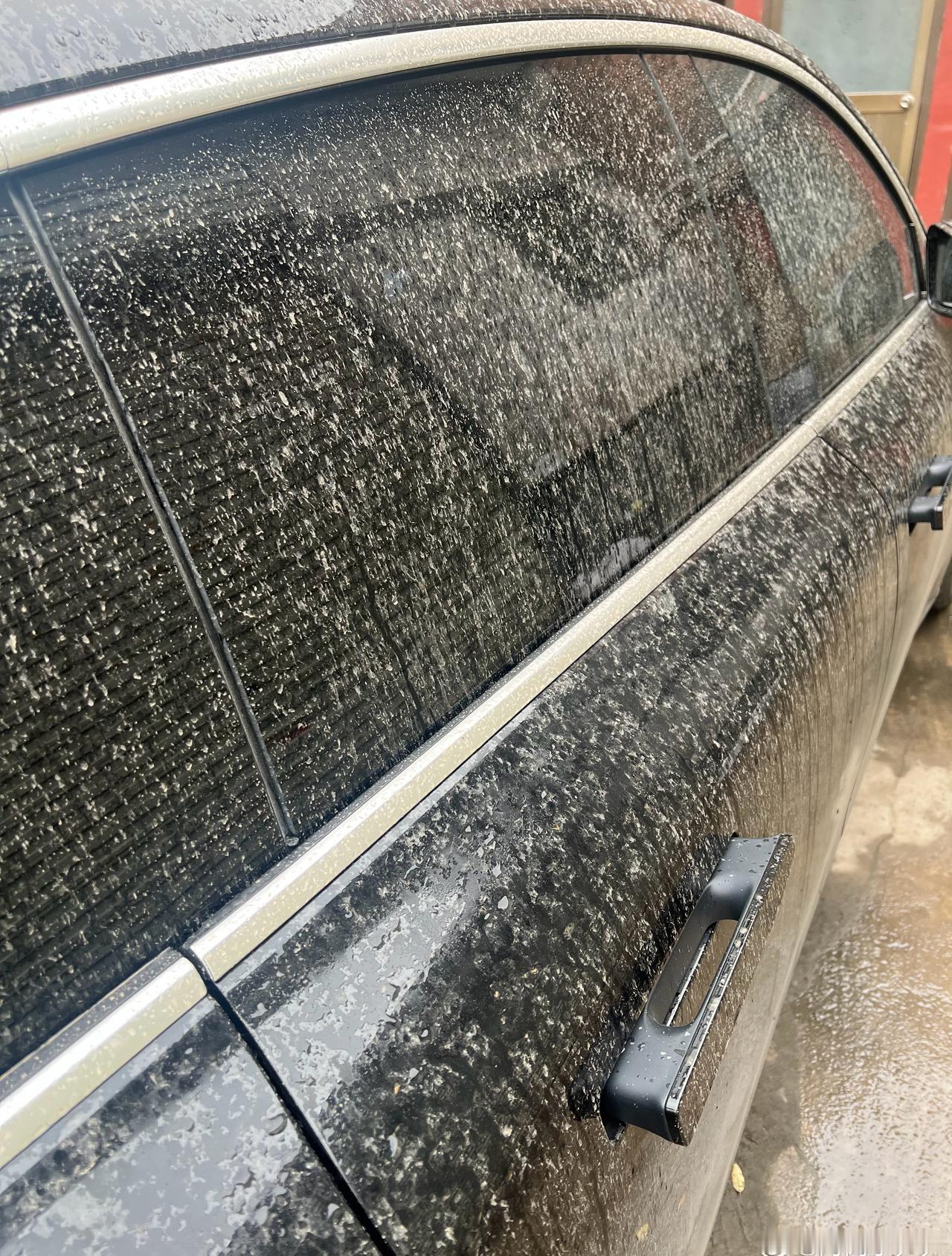 一张图感受一下今天西安的空气有多差，下雨仿佛在下泥点子，跟昨天简直是两个世界。三