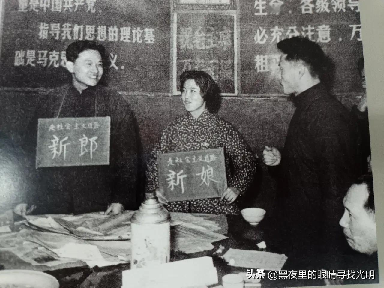 1968年冷幽默：将“新郎新娘”签换上大标牌！

这张图片拍摄于1968年1月8
