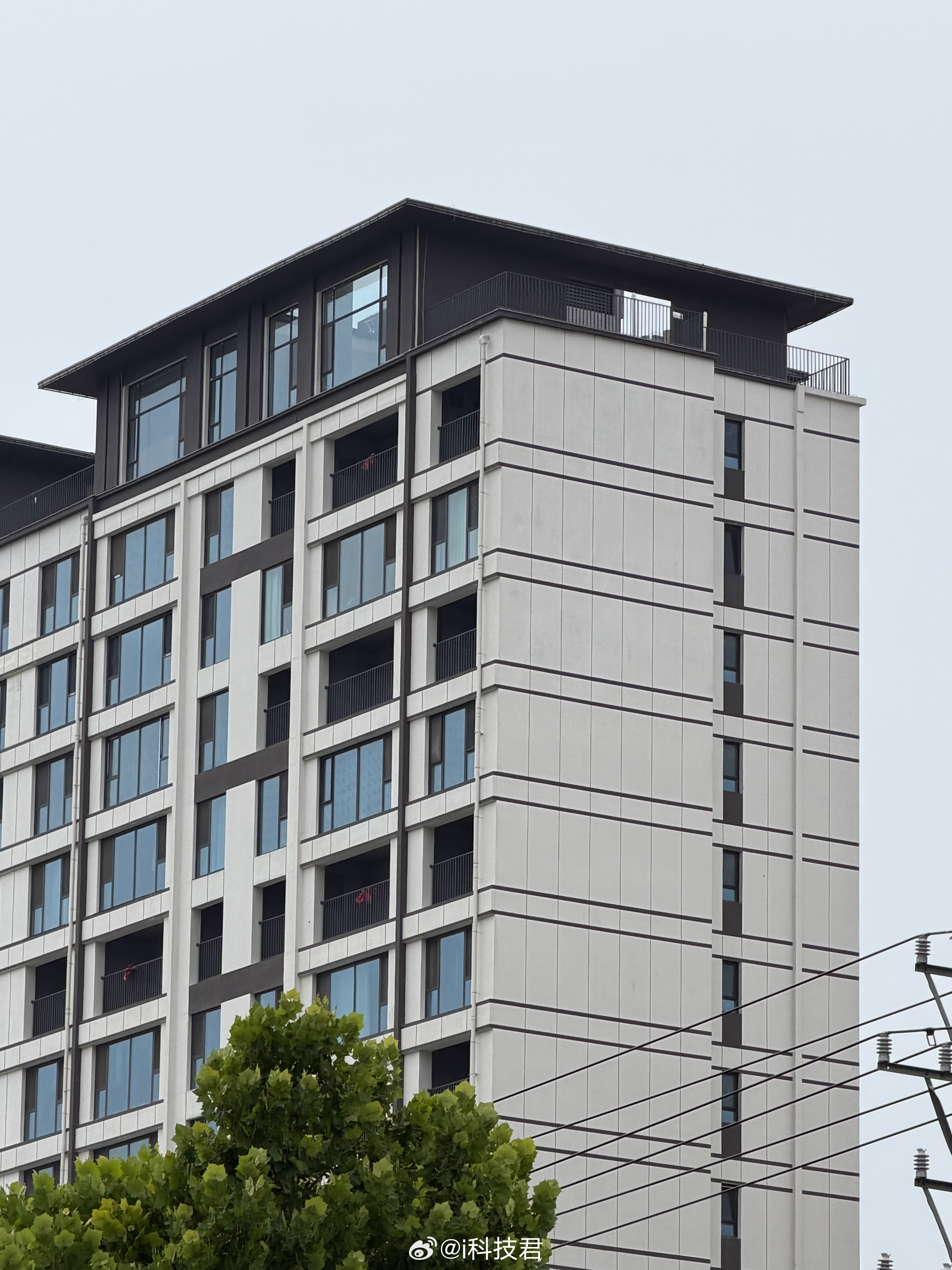 根据我的观察，很多新建的小区大门一个比一个气派，50米以上大门，有没有排面？先不