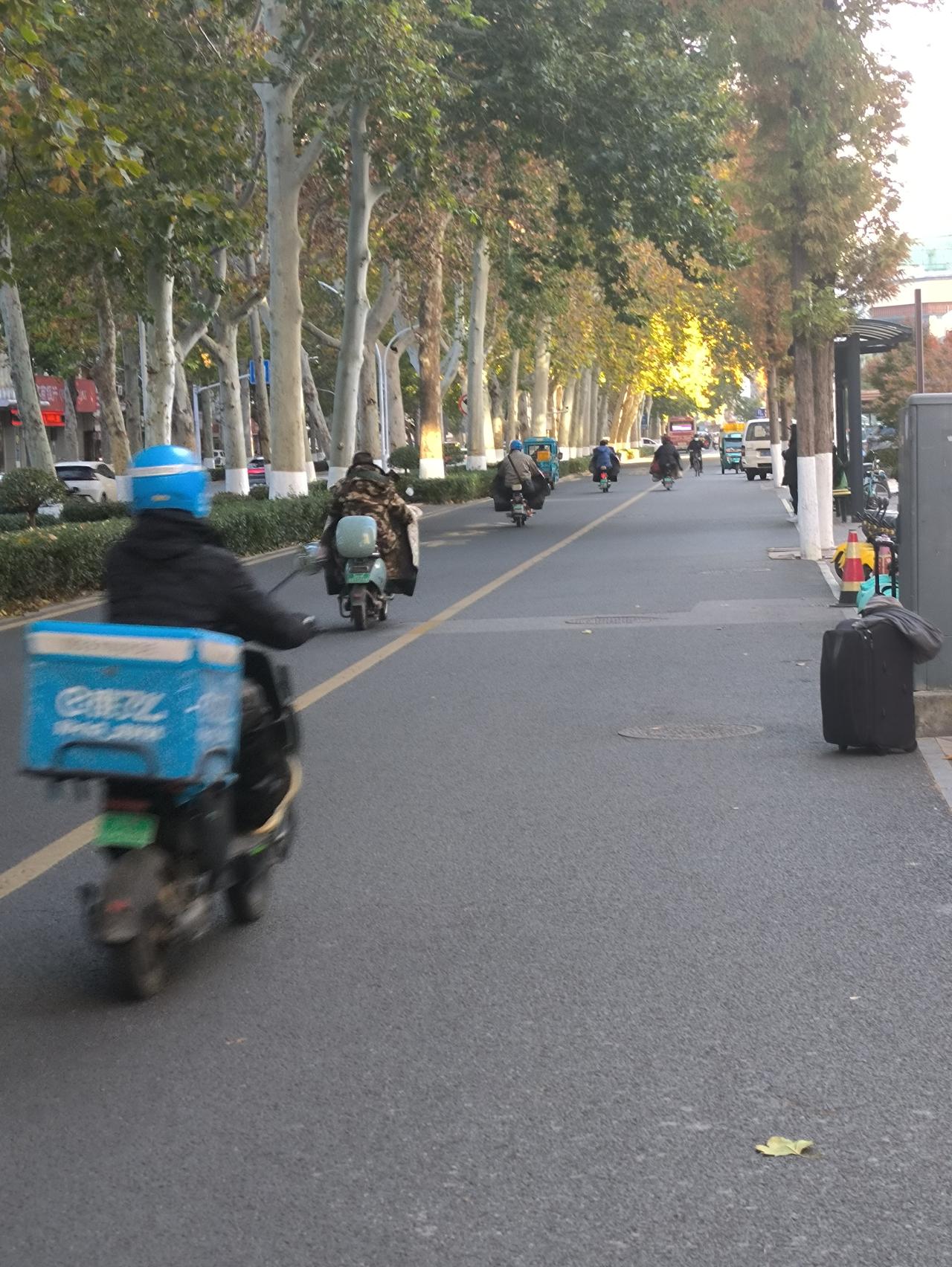 主干道非机动车道上的铁栅栏是不是可以拆除？
同样是在八大局便民市场附近。中心路上