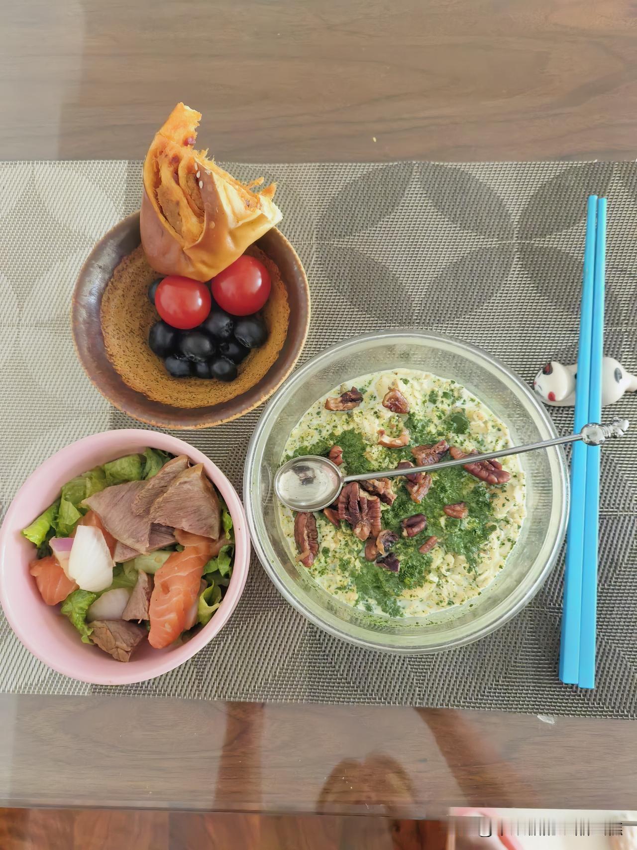 两个人的早餐

闺女买的面包，给冻起来了，昨天晚上拿出来，早上切三分之一微波炉半