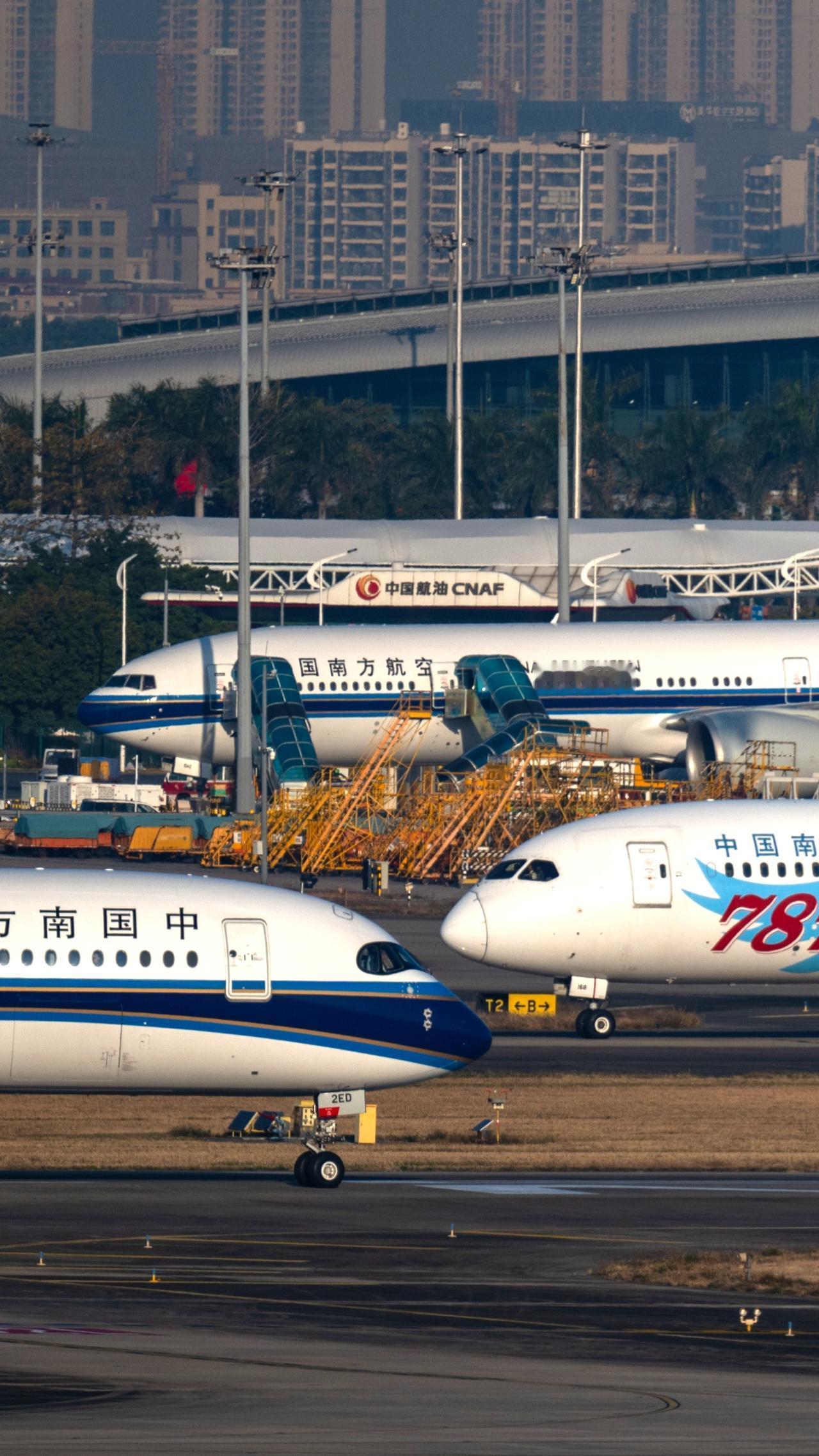 南航双发三巨头。从目前官方报价来看:
空客A350-900报3.174亿＄
跛音