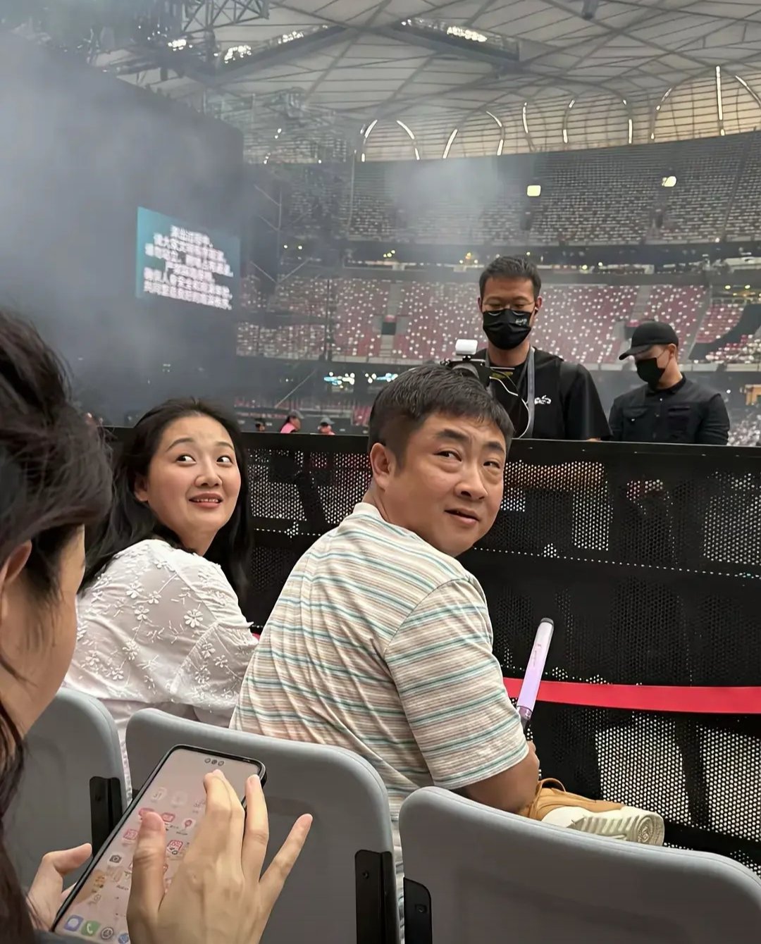 网友去看演唱会遇到一个很面熟的人 