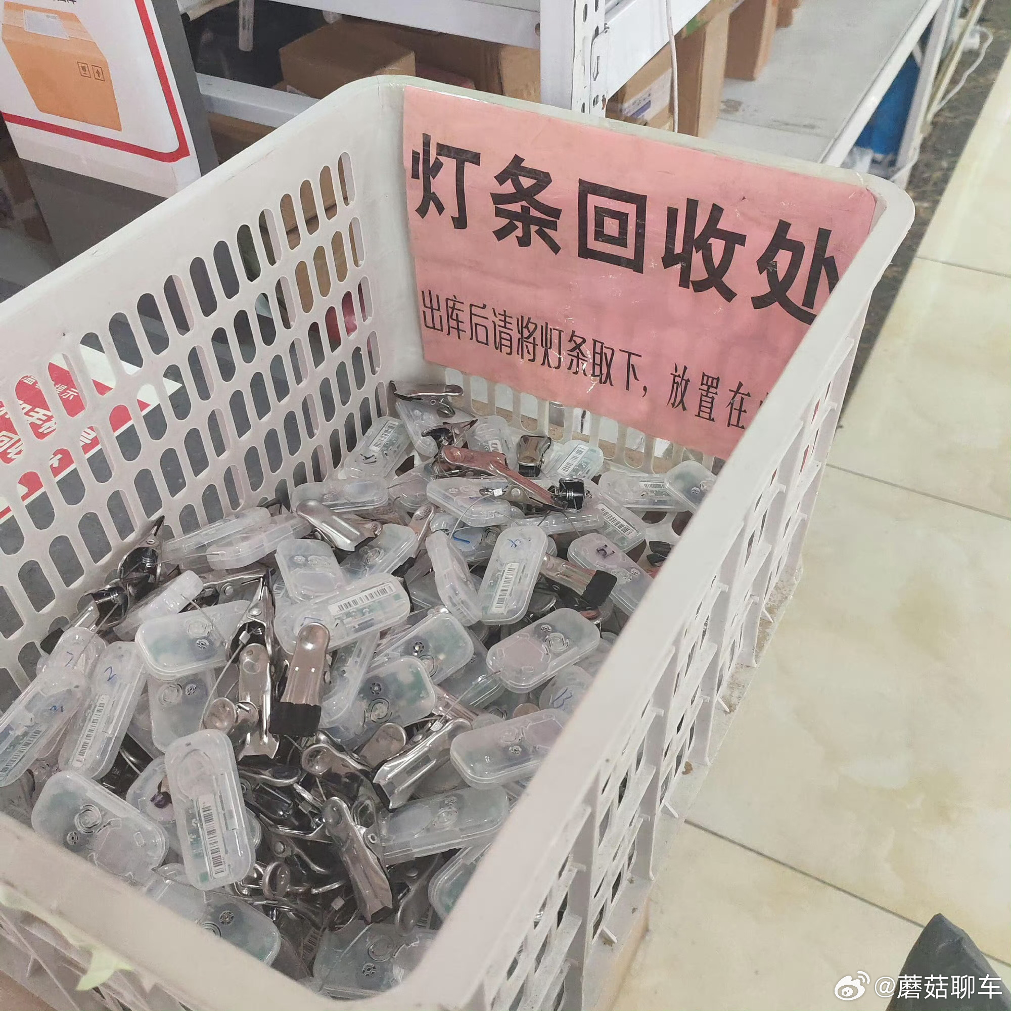 亮灯取件方式这种其实辨识度不高，我们小区的快递站取件方式就是xx柜xx层xxxx