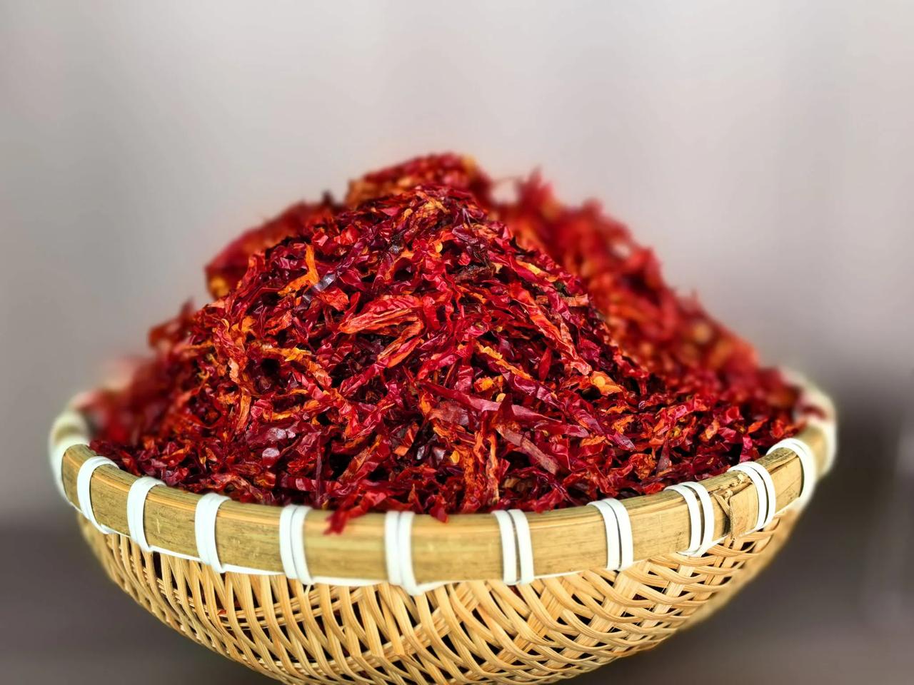 #秋日生活打卡季# 第一次看到辣椒加工，原以为完全机械化了，但还是能见到石辗子，