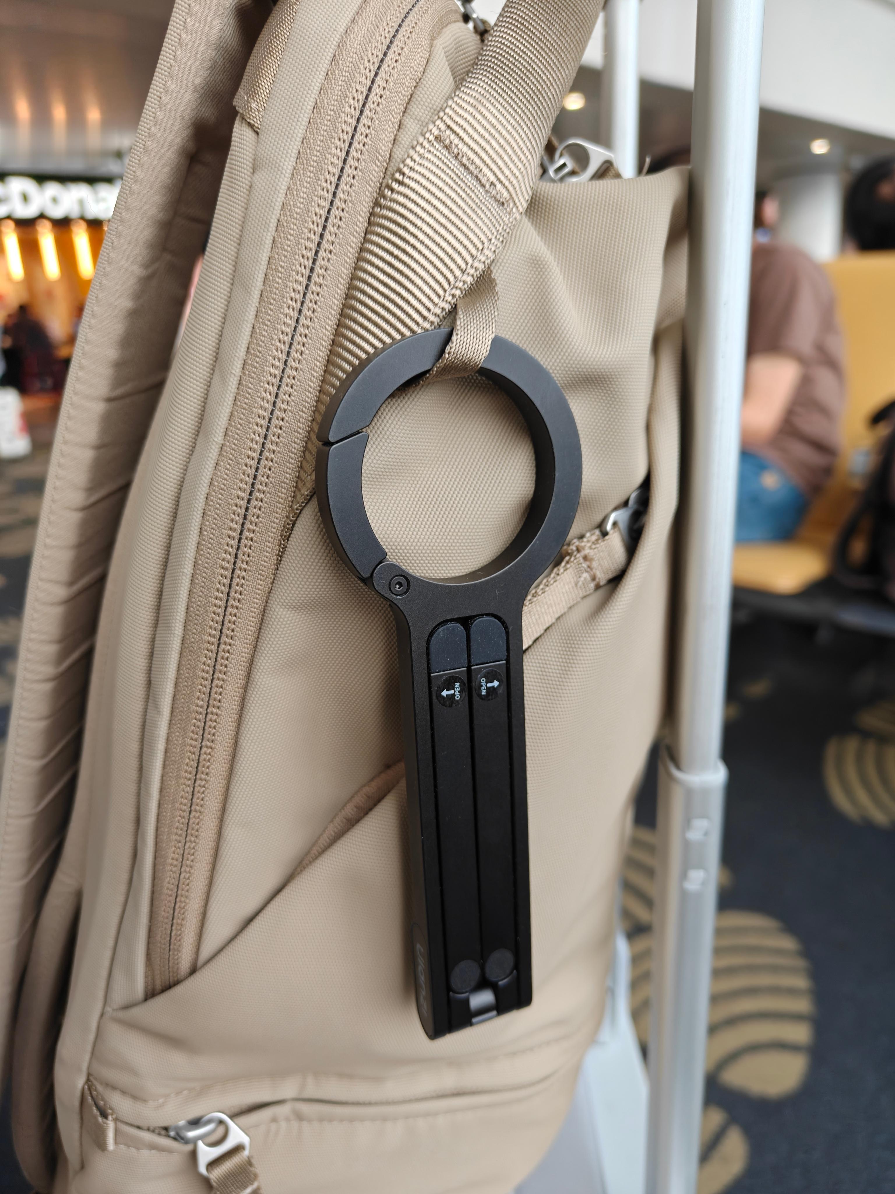 优篮子这个 MagSafe 支架设计得真好，平时不用可以挂在书包上，收起来很薄，