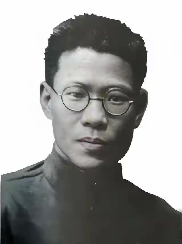 一张泛黄的黑白老照片，定格了中共早期重要领导人蔡和森的青春风骨。没有华服修饰，一