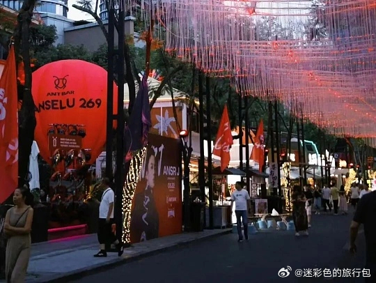 别问！问就是晚八点老地方见。成都夏夜的浪漫，全部藏在各色夜市烟火里。三色路江边车
