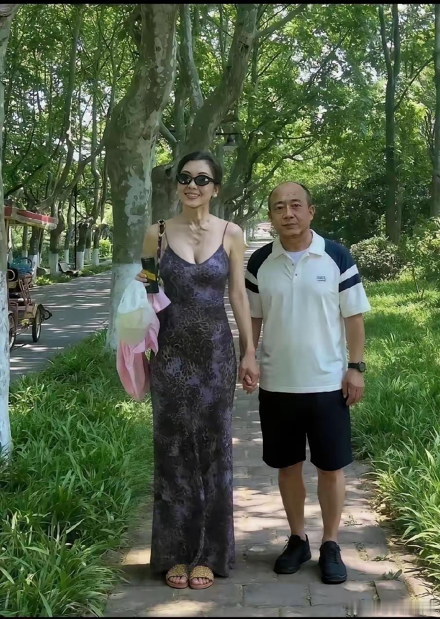 男人只要有钱，没有长相也能娶到漂亮老婆 