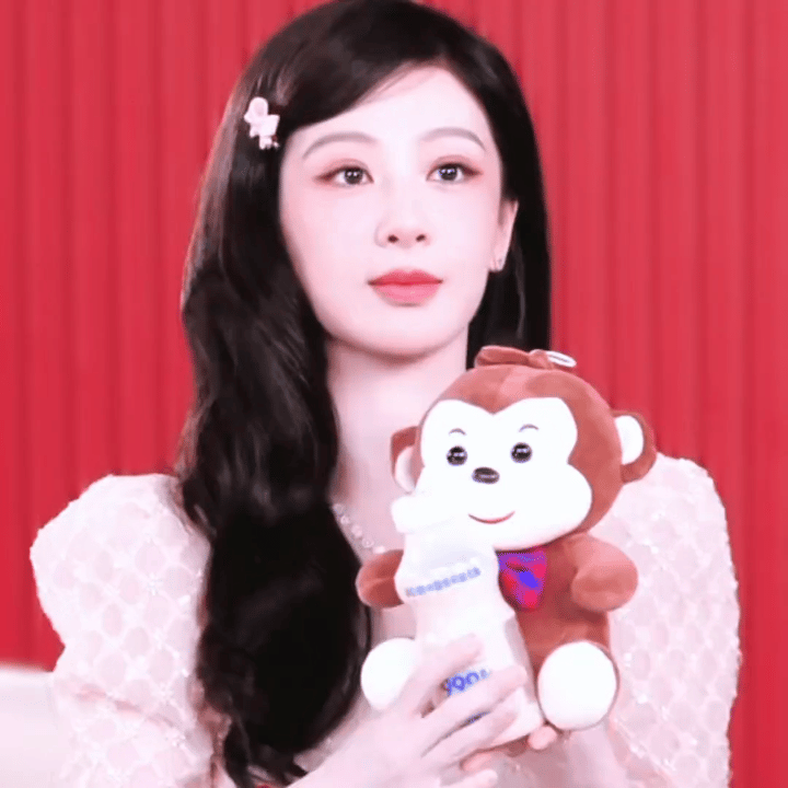 杨紫 这不又来上班了吗可爱紫紫☺️ 