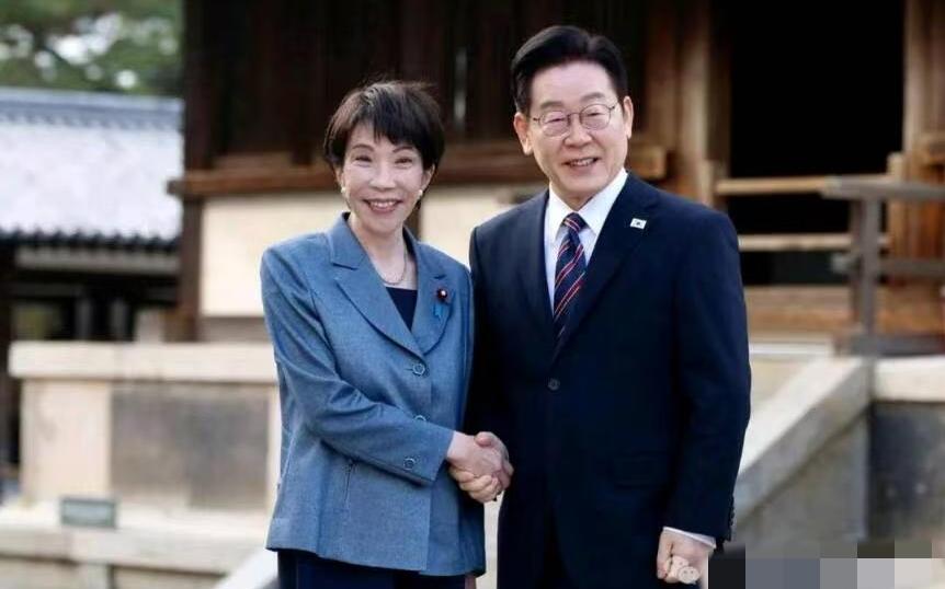 降级接待，日方满心落寞

当地时间5月19日，日本首相高市早苗风尘仆仆地赶到韩国