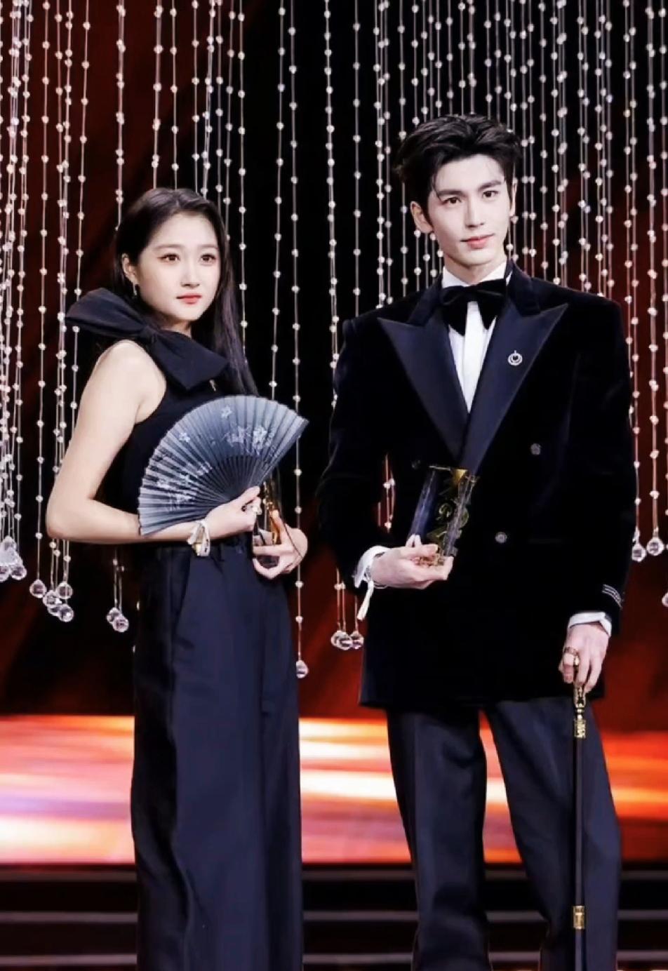 最近看张凌赫和关晓彤同框，那画面真叫一个“甜到齁人”！张凌赫对着关晓彤直勾勾看，