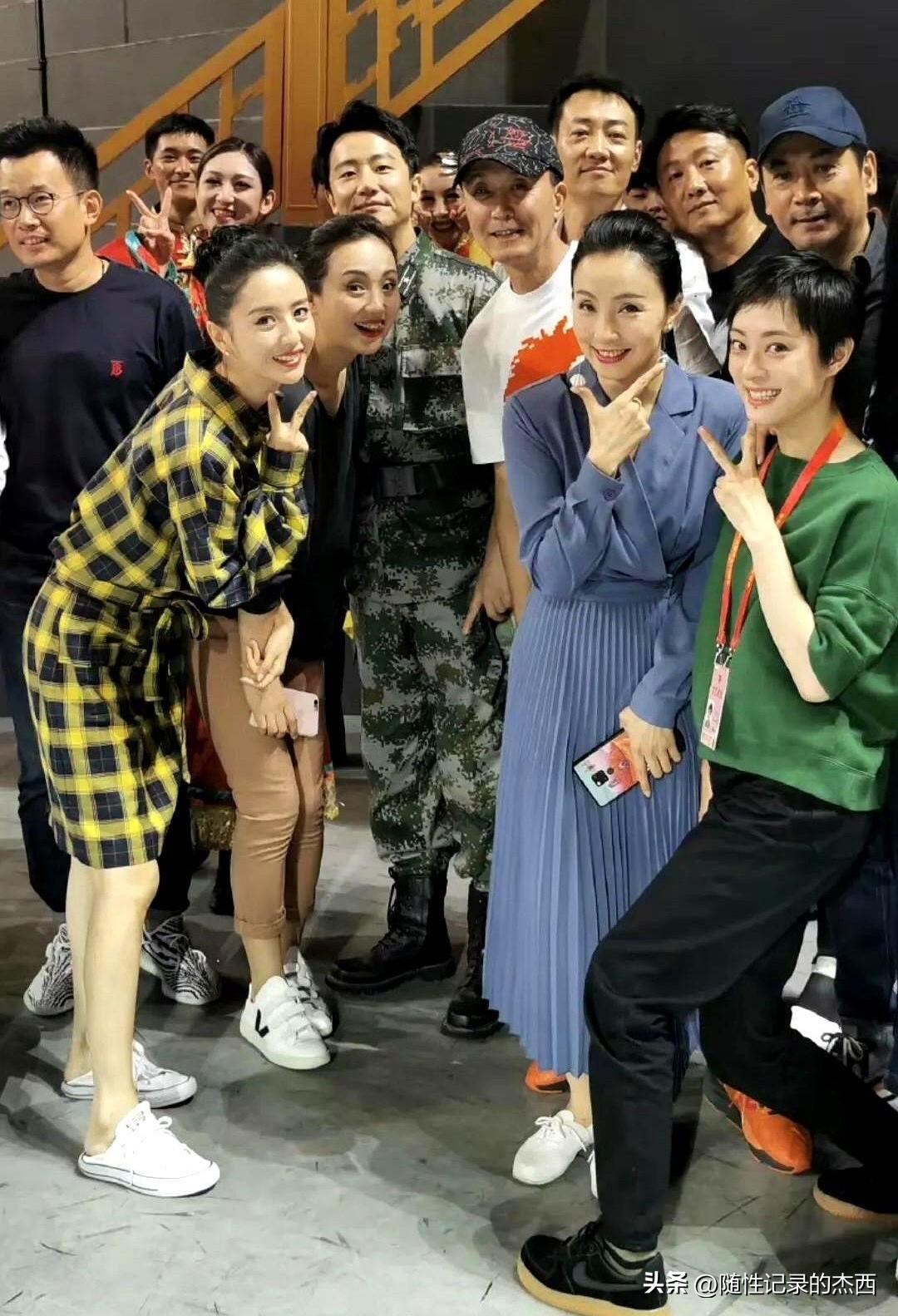 早年间的这张合影真是回忆满满的，女明星有陶虹、佟丽娅、朱媛媛、孙俪，那个时候的朱