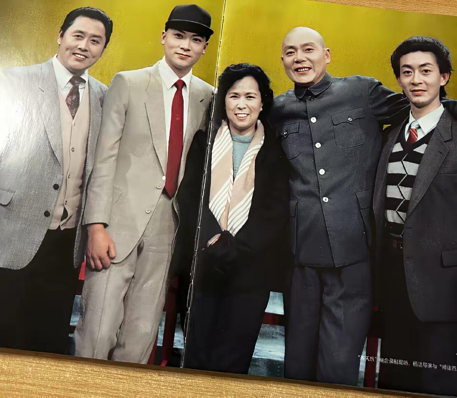 历史回顾……
西游记，
师徒四人与杨洁导演的合影留念。