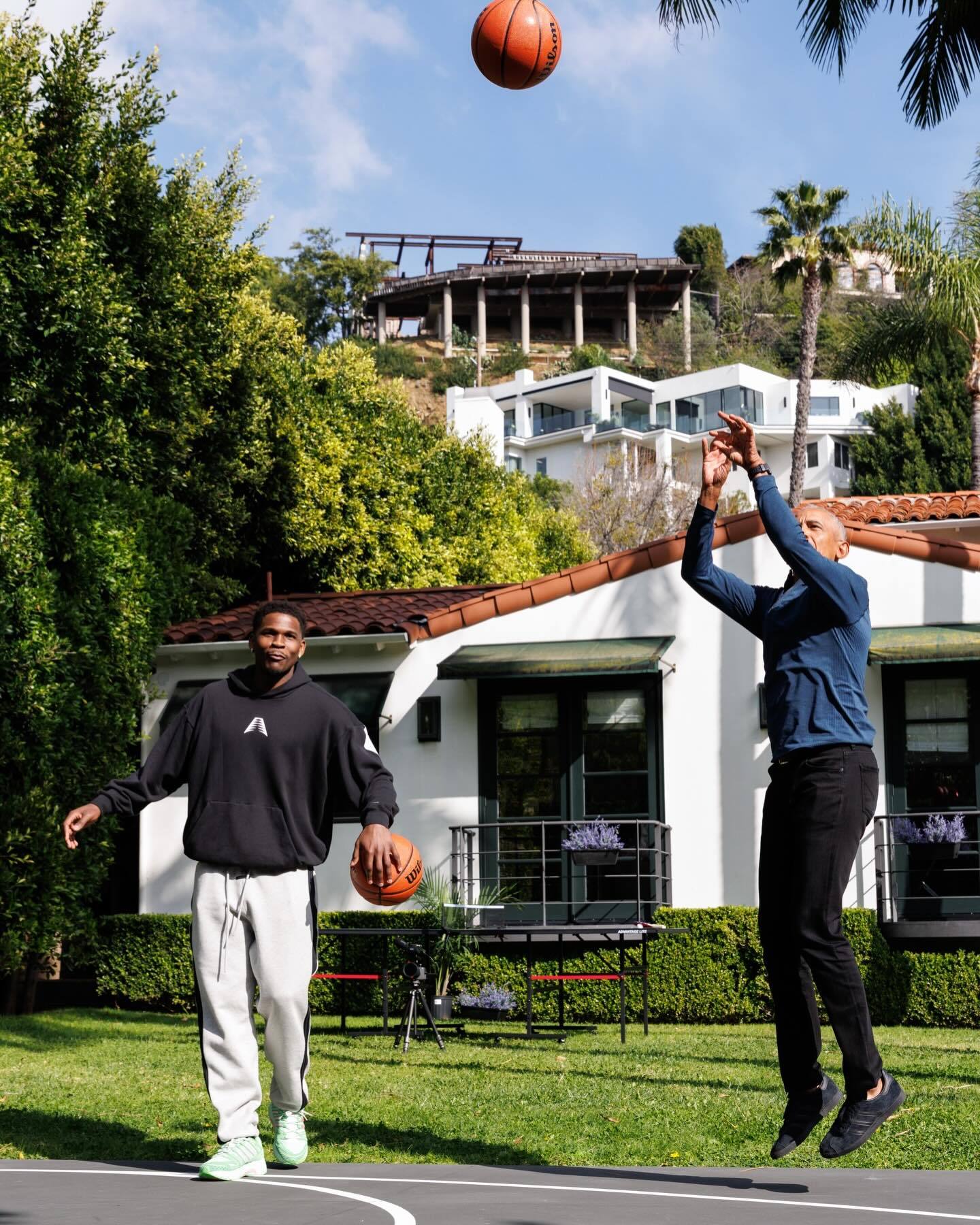 爱德华兹跟前美国总统奥巴马进行了一场 1v1 斗牛，场面相当有趣。华子上脚 ad