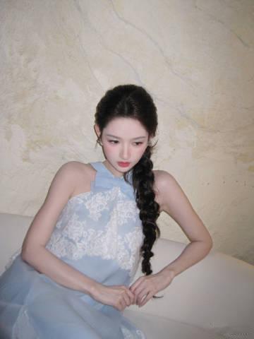 王玉雯挂脖蕾丝纱裙王玉雯歪嘴小猫妆容清甜，纱裙轻盈，一整个软萌小猫既视感，看着就