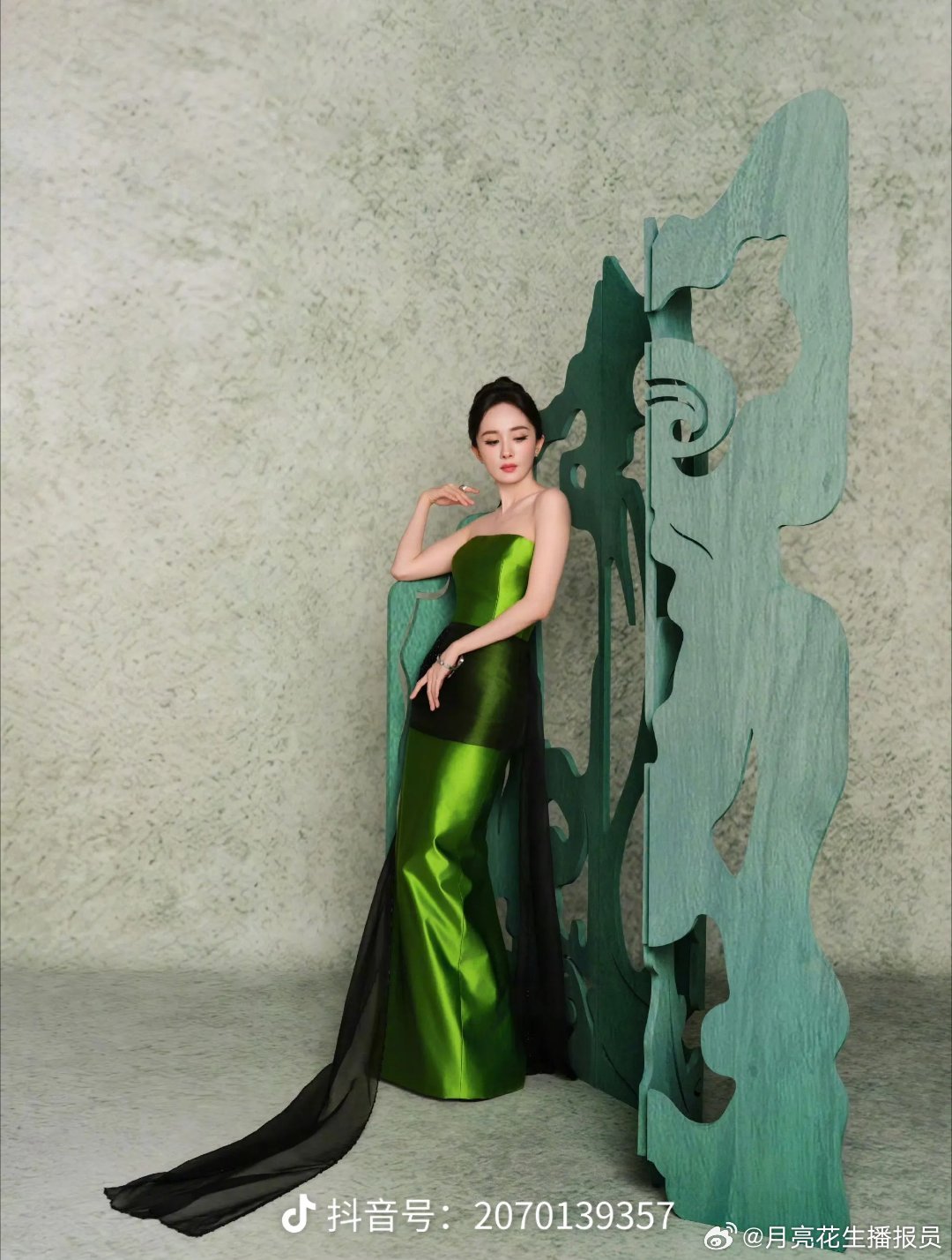 杨幂 绿瓷美人这是哪个玉一般的美人儿，啊~~原来是杨幂呀！杨幂
