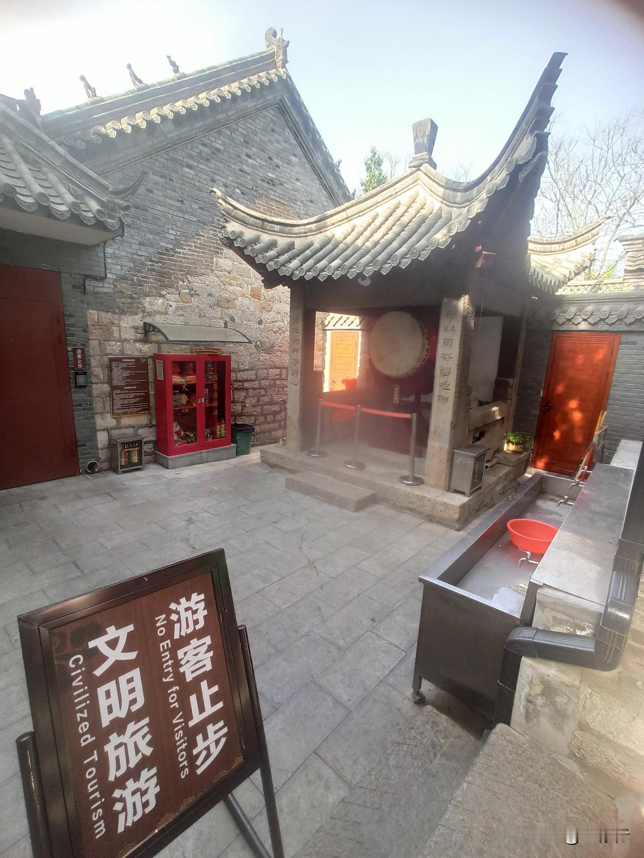 徐州云龙山大士岩里的鼓亭是处古迹，前面却放个牌子，“游客止步”不让人参观。鼓亭与