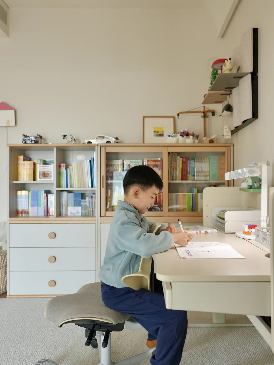 再也不想当熊孩子的“坐姿监督员”了！