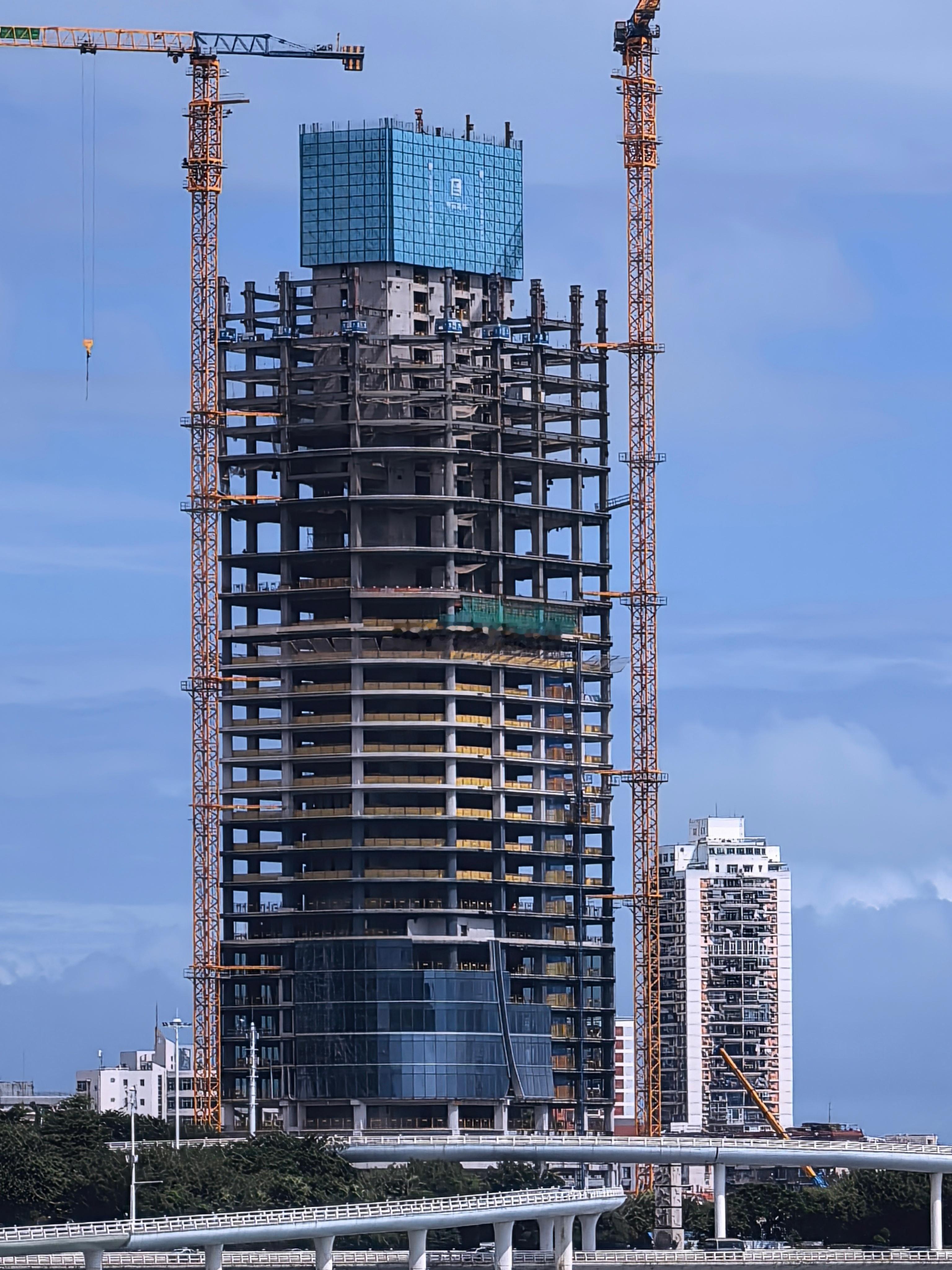厦门城建 海峡成功大厦计划9月主体核心筒封顶，目前开始冲刺最后几层。 ​​​