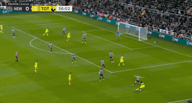 37分钟，热刺第一次形成威胁！库杜斯突破霍尔送出妙传，贝里瓦尔跟上脚后跟撩射，稍