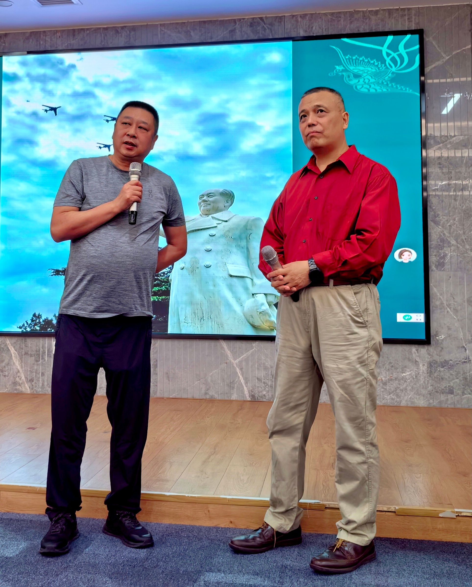 【老战士互敬礼：施总送我“海港之夜”】9月初在中国政法大学讲座《9.3阅兵与欧亚