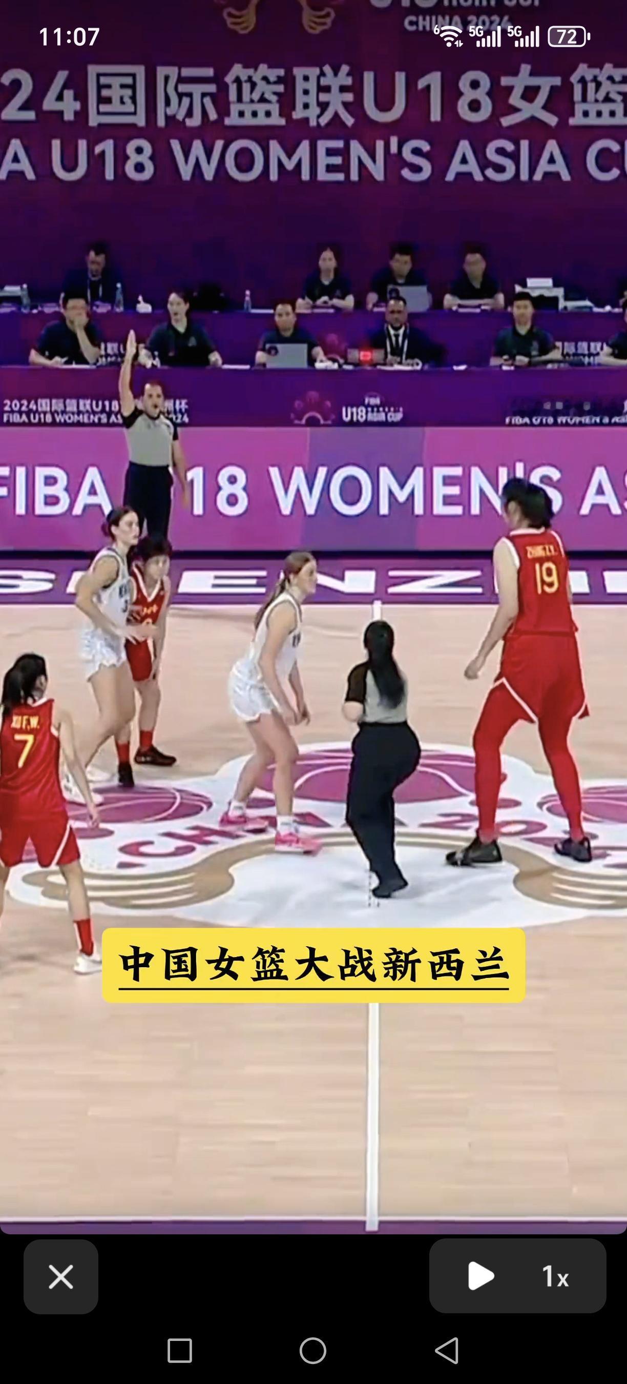 中国女篮大战新西兰，双方中圈跳球开始啦！小后卫飞出去在空中救回球，在传13号来过