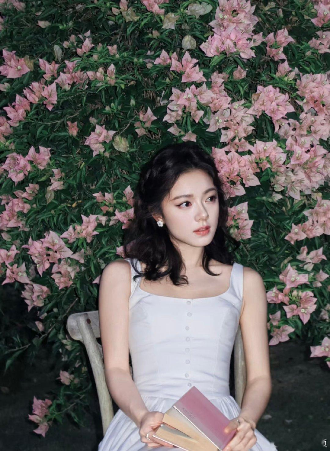 赵今麦看的出她是公主 赵今麦甜美公主 赵今麦直播上线，公主造型好适配，眉眼甜甜的
