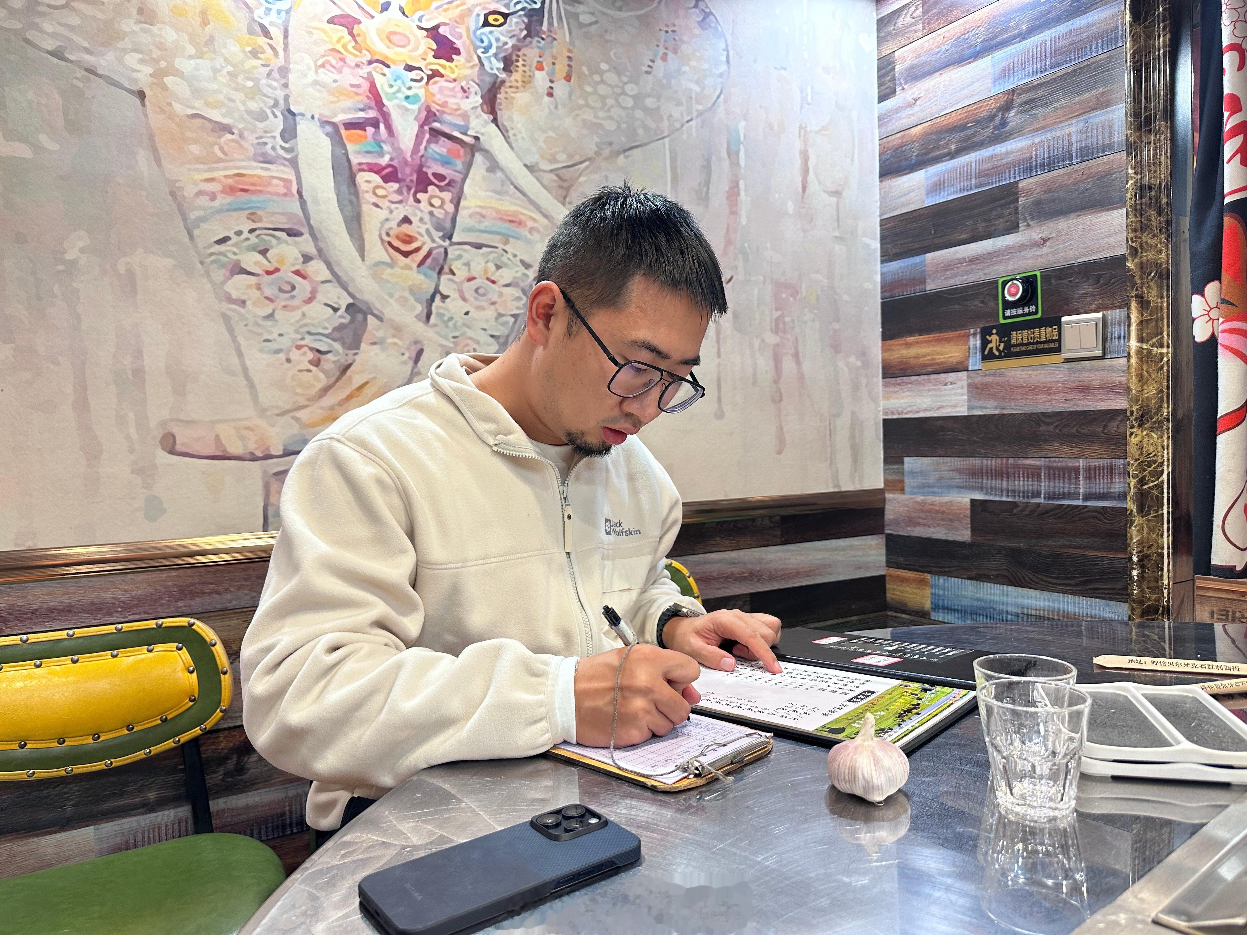 30 岁的男人真的太不容易，这么晚了还要伏案写作，一个人顶着饥饿，外面零下 30