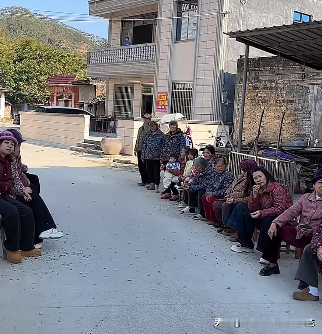 为什么很多人会有这个错觉，就是狗从这里走过去都得身败名裂呢？说实话，没有一个单身