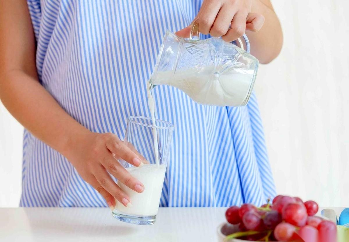 办公室里那些每天雷打不动一杯奶的人，我以前觉得特装。
后来发现，小丑竟是我自己。