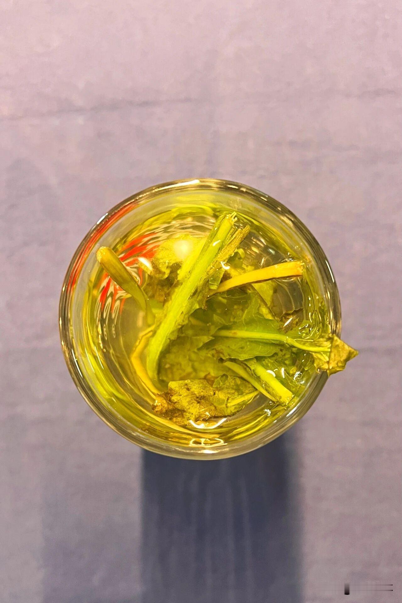 西红柿在你们那里的方言叫什么蕃茄。这种水果兼蔬菜，是从国外引进的，所以要不然是洋