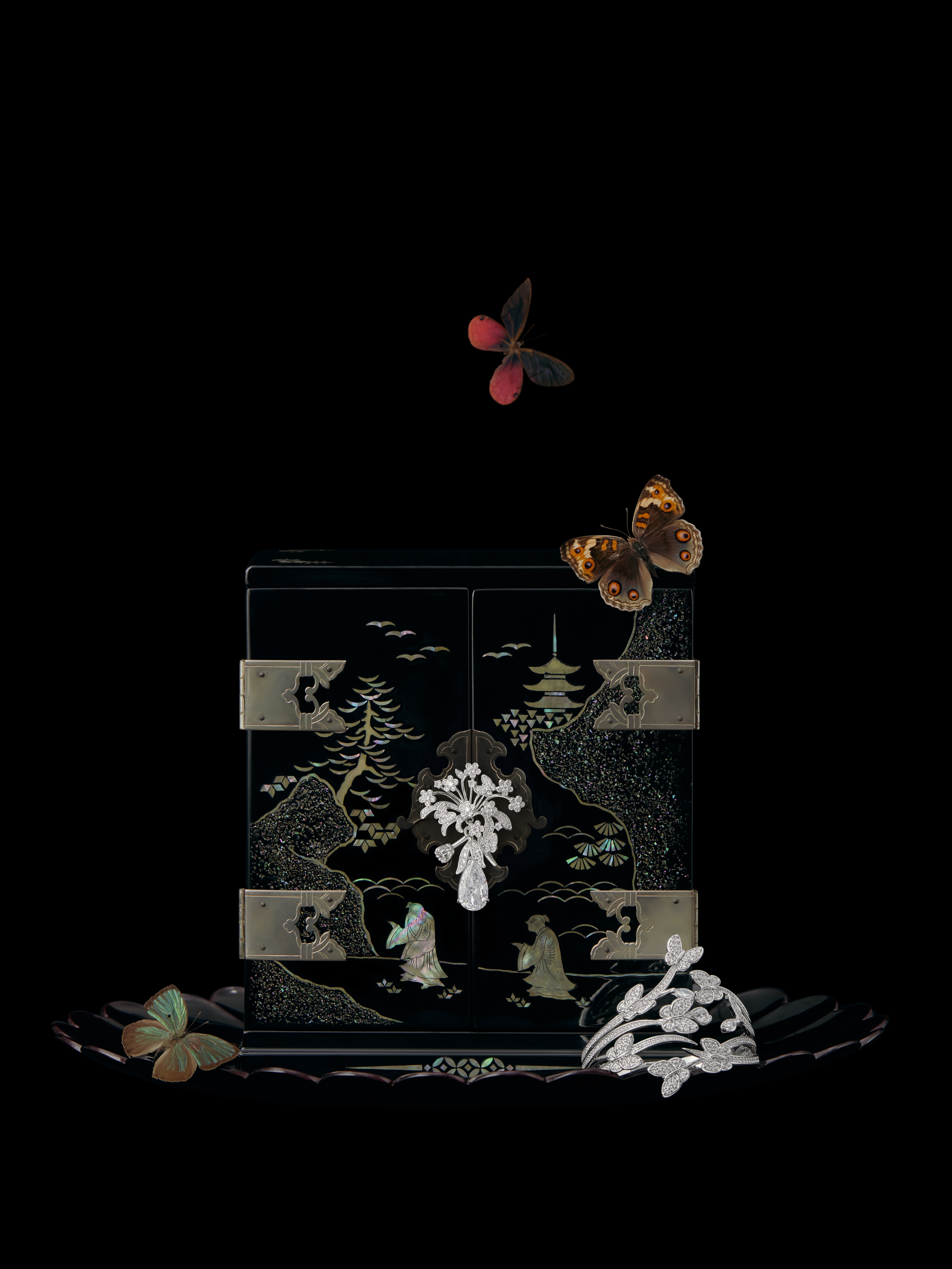 MOH Atelier | 璀璨幻彩，时光书写美的答案当光线掠过那些镶嵌在漆器表