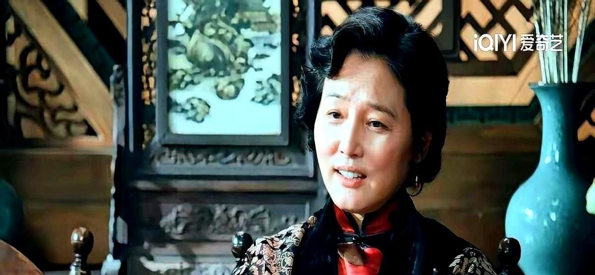 曾黎白得像P过的月亮，张延脸上的纹路是活人该有的样子。
观众嘴上爱刷精修图，心里