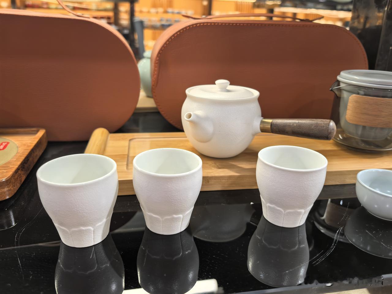 辞不起的职，干不动的活
领导乱作为  无责任心的领导 

处处领导，又领又导。