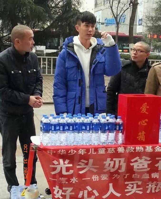 他才是真·明星标杆！把“人性光辉”活成日常，难怪妈妈们都爱惨了他！在明星拼豪宅名