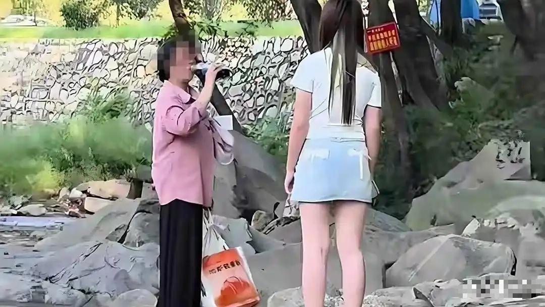 河南，一位大姨在公园捡瓶子，捡着捡着大姨就把人家小姑娘刚买的可乐拿走，小姑娘去追