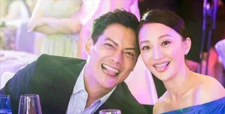 2010年，周迅前男友贾宏声趁父母不注意，从14层一跃而下，父母跑下楼时，他已身