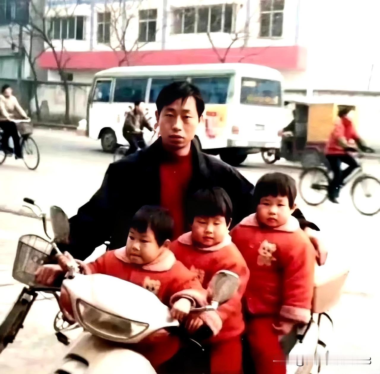 22年前大家笑话这位男子，现在还笑吗？如今三个小棉袄都长大了，羡慕，妥妥的人生赢