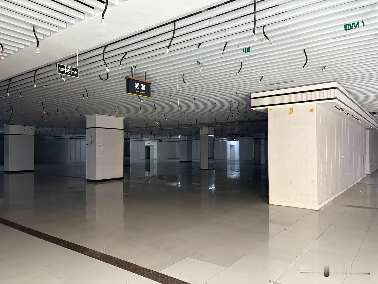 真是令人叹息，曾经那么火爆的真爱商城，如今空置了很多空间。实体店的未来，到底是什