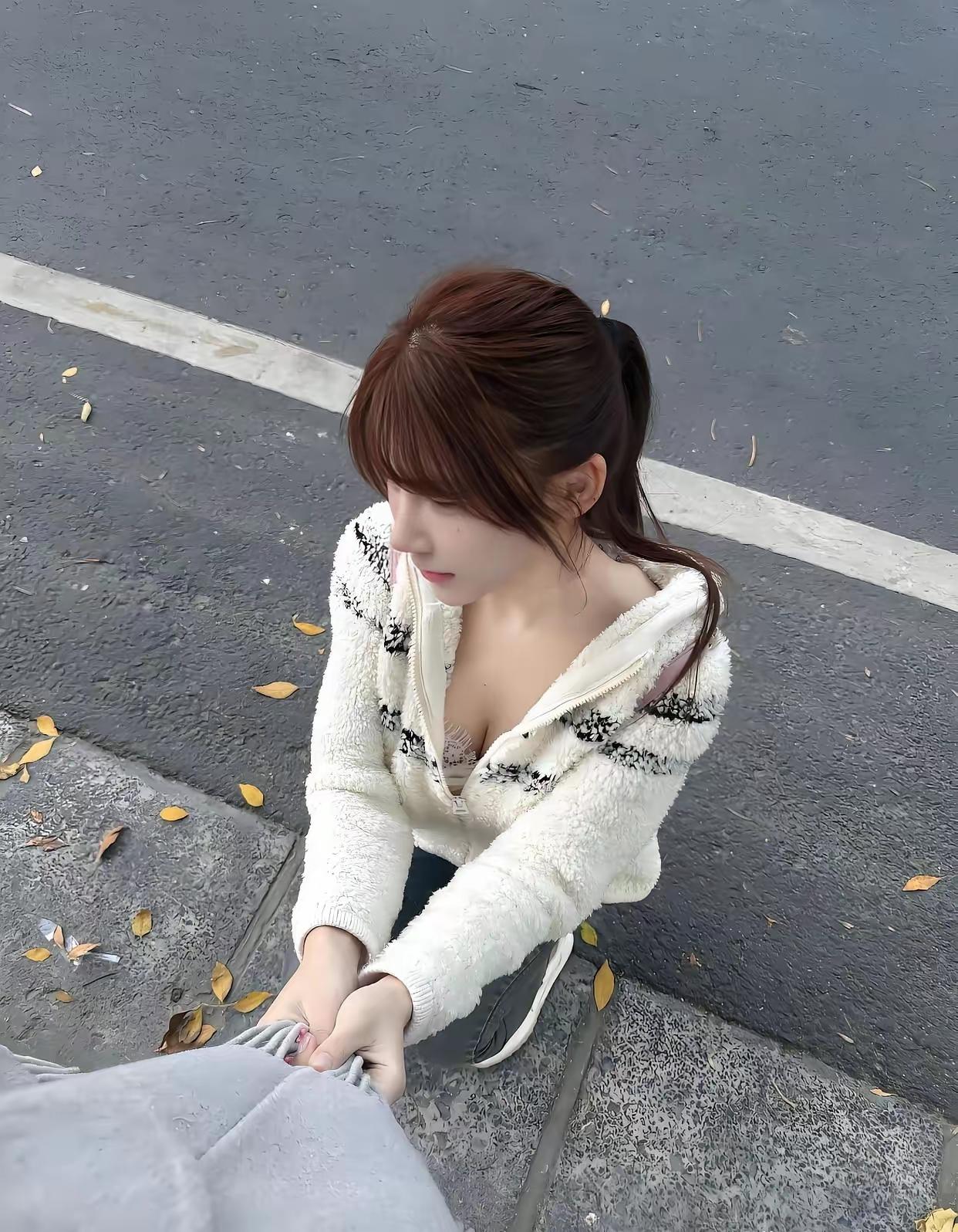 最近老是在抖音上刷到这样的视频！

女的蹲下给男的拉衣服拉链，每次看到这我都笑了